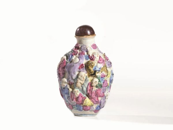 Snuff bottle, Cina fine dinastia Qing, in porcellana policroma, decorata a rilievo con figure di 17 saggi, reca marchio Qianlong, alt. cm 8,5