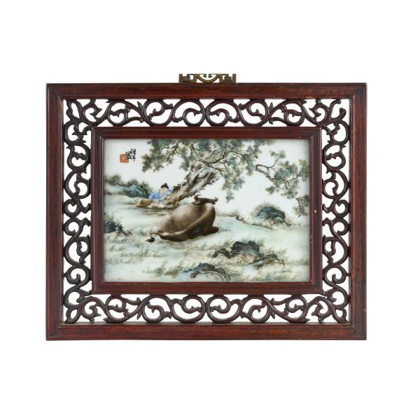 



A POLYCHROME PORCELAIN PLAQUE WITH WOODEN FRAME, CHINA, REPUBLIC PERIOD (1912-1949)