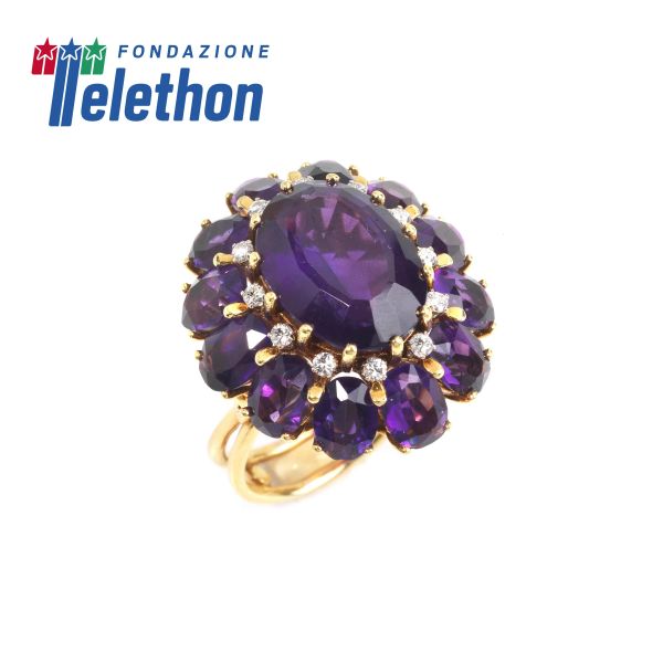 AMETHYST AND DIAMOND FLOWER RING IN 18KT YELLOW GOLD