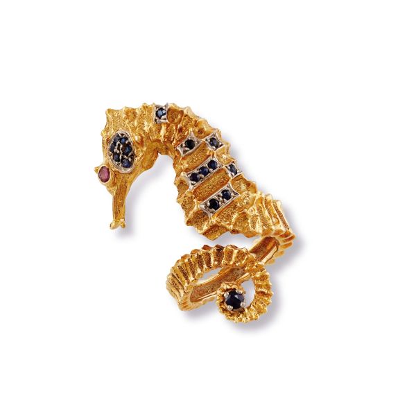 



ANELLO A FORMA DI CAVALUCCIO MARINO CON ZAFFIRI E RUBINO