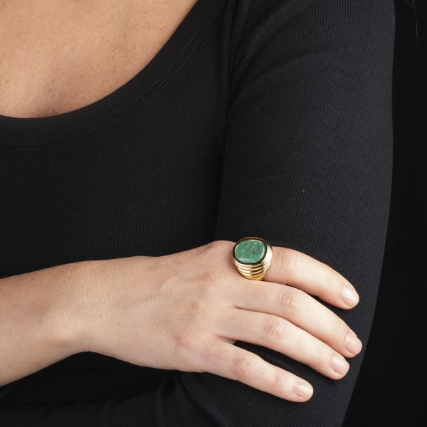 BULGARI ANELLO CHEVALIER CON SMERALDO INCISO