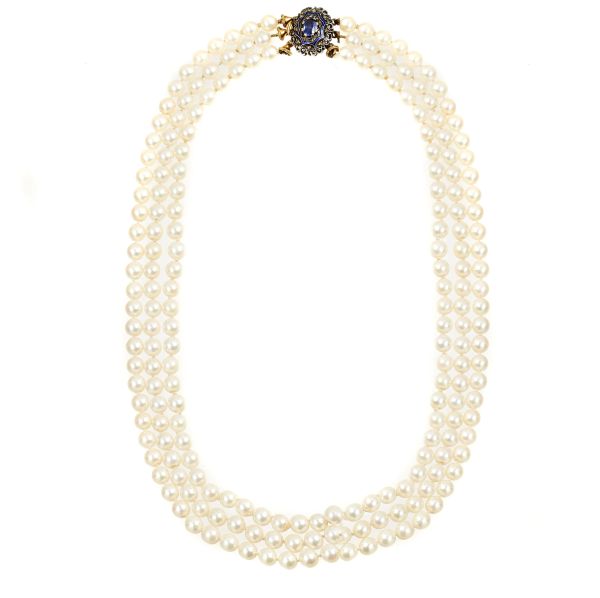 



LONG PEARL NECKLACE