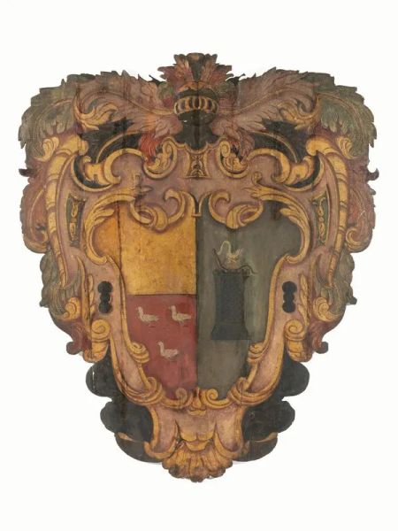 Grande stemma, sec. XVII, dipinto in policromia e oro su tavola, alt. cm 180, largh. cm. 151