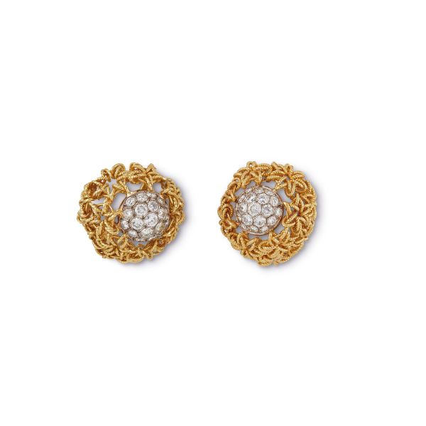 



PAIR OF DIAMOND EARRINGS