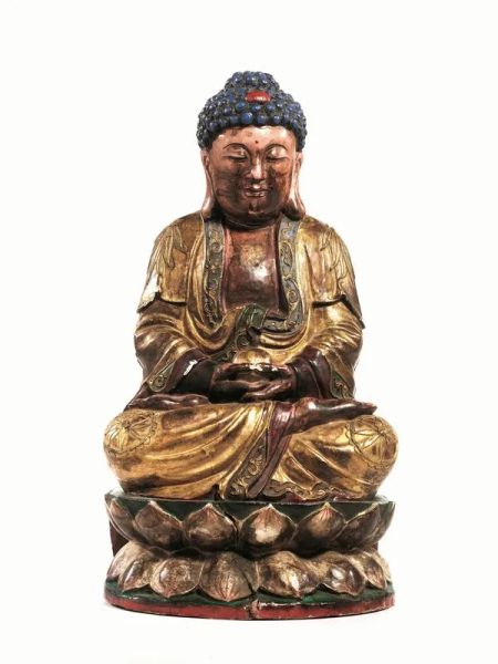  Intaglio Cino-tibetano, sec. XIX,  in legno policromo parzialmente dorato, raffigurante  Buddha, assiso in padmasana su una base a doppio fior di loto, la mani giunte in dhyana mudra a sorreggere un'ampolla, elegantemente vestito, alt. cm 45,  difetti e mancanze  