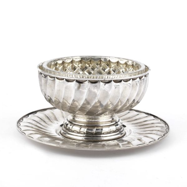 A SILVER CENTERPIECE CUP WITH PRESENTOIRE, 20TH CENTURY