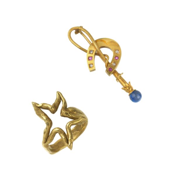 



STAR SHAPED RING IN 18KT YELLOW GOLD WITH A 14KT BARRETTE BROOCH