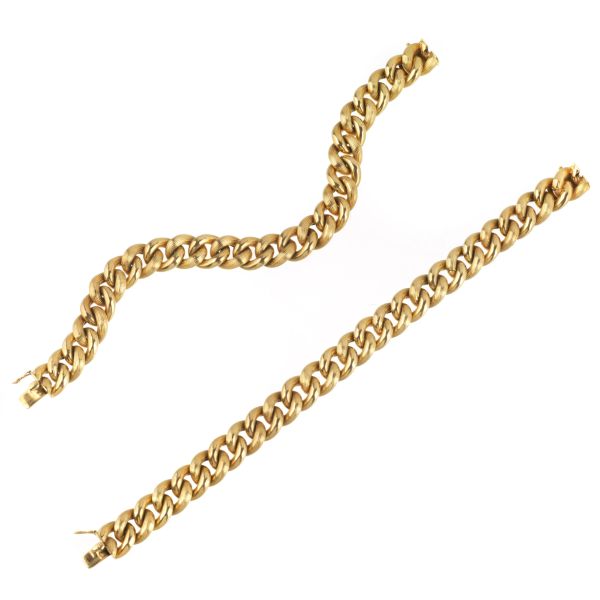 PAIR OF CURB CHAIN BRACELETS IN 18KT YELLOW GOLD