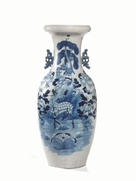 Vaso, Cina fine dinastia Qing , in porcellana bianca e blu, decorato con figura di cerbiatto, anse traforate, alt. cm 58