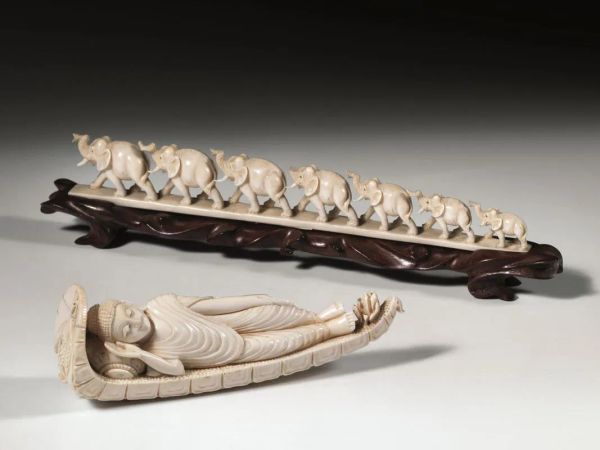  Buddha, India sec. XIX-XX,  finemente intagliato e disteso su guscio a barca, lung. cm 16