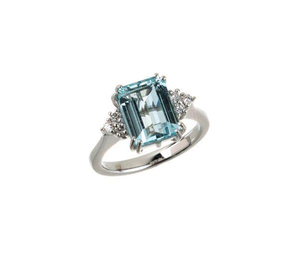 



ANELLO CON ACQUAMARINA E DIAMANTI