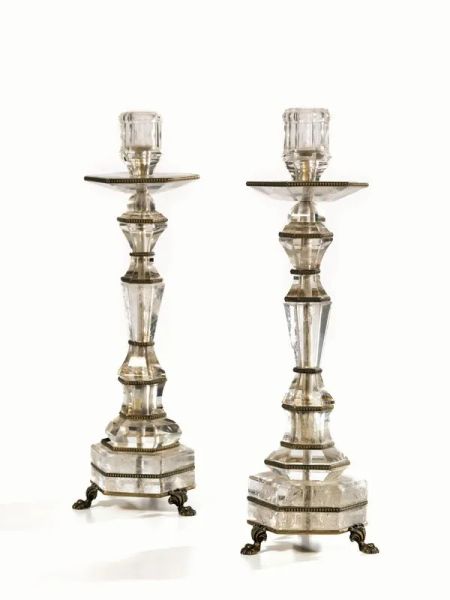  Coppia di candelieri,  in cristallo di rocca, poggianti su tre piedini in metallo dorato a zampa ferina, alt. cm 35 (2)