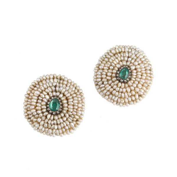 



EMERALD AND PEARL ROUND EARRINGS IN 18KT YELLOW GOLD