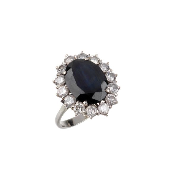 SAPPHIRE AND DIAMOND FLOWER-SHAPED RING IN 18KT WHITE GOLD