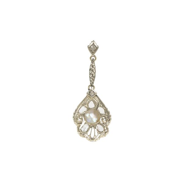 



PENDANT WITH DIAMONDS AND PEARL