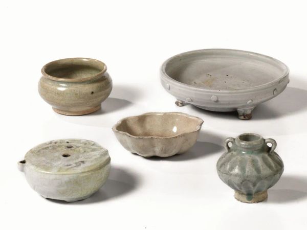 Incensiere tripode, Cina dinastia Ming 1368-1644, in ceramica invetriata, la fascia esterna con borchie, diam. cm 16,6