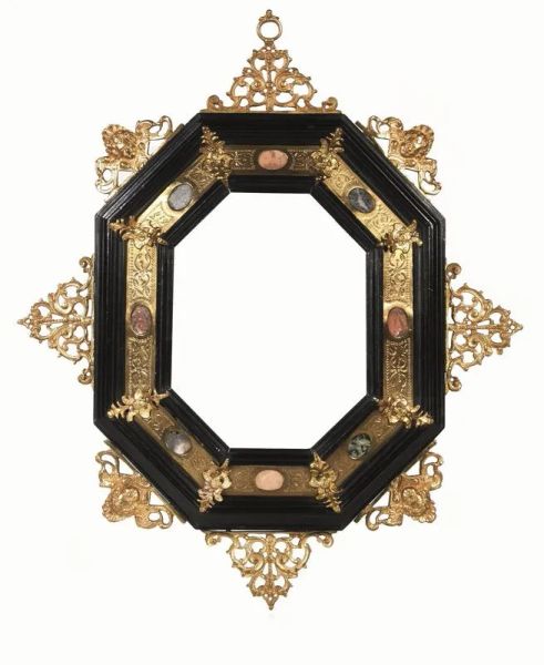  Cornice, Firenze, metÃƒÂ  sec. XIX ,   di forma ottagonale in legno ebanizzato, metallo dorato e inciso e bronzo modellato con motivi di testine alate e volute traforate, decorata da medaglioni in pietre dure, cm 43X36,5