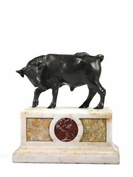  Scultura, Scuola fiamminga, sec. XVII,  in bronzo, modellata come un toro in atto di caricare, cm 10x14, su base in marmi policromi                      