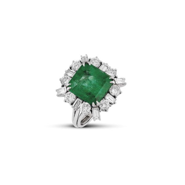 EMERALD AND DIAMOND RING IN 18KT WHITE GOLD