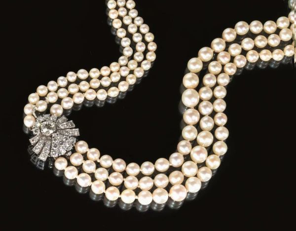  Collana in oro bianco, perle e diamanti 
