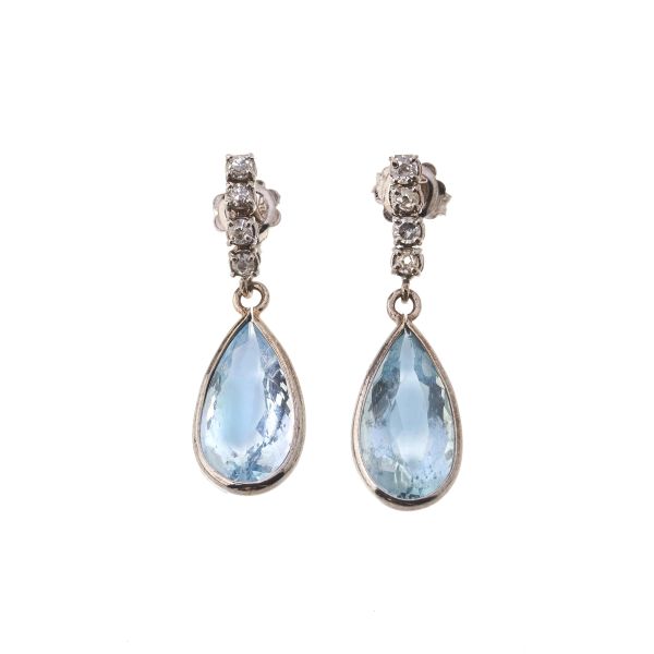 



PAIO DI ORECCHINI PENDENTI CON ACQUAMARINE E DIAMANTI