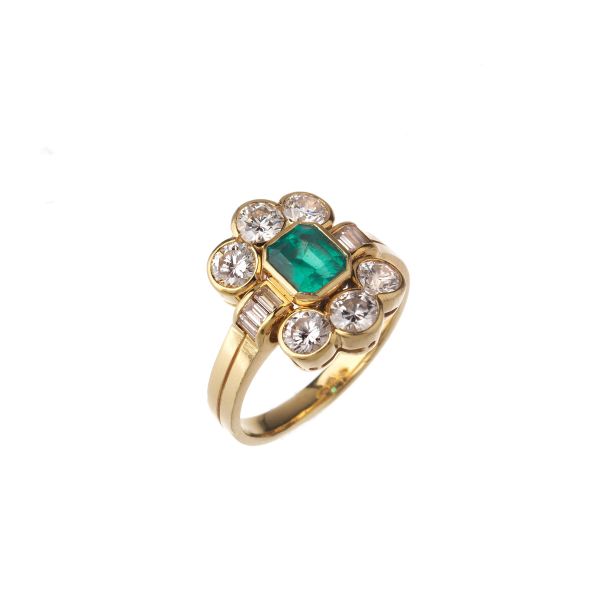 



EMERALD AND DIAMOND FLORAL RING IN 18KT YELLOW GOLD