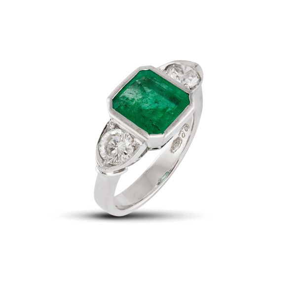 



ANELLO CON SMERALDO COLOMBIANO E DIAMANTI