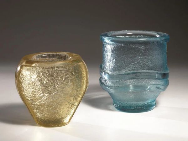  Due vasi, Daum Nancy France, 1935 circa,  in vetro massiccio  rispettivamente color giallo e color celeste lavorati all'acido, alt. cm 16 e 19,5, un vaso con bordi leggermente sbocconcellati, firmati (2)                                      