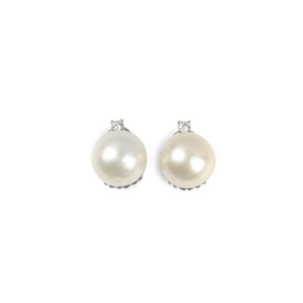 



SOUTH SEA PEARL AND DIAMOND EARRINGS IN 18KT WHITE GOLD
