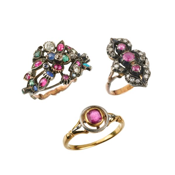 



GROUP OF THREE RINGS