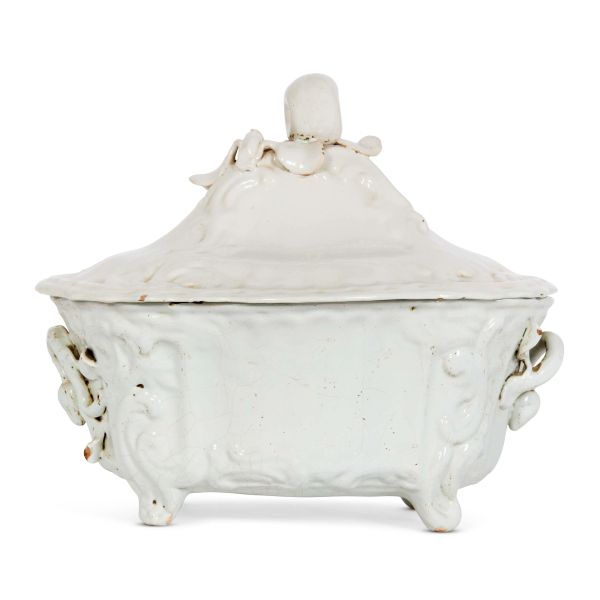 



A SOUP TUREEN, CERRETO SANNITA, LATE 18TH CENTURY
