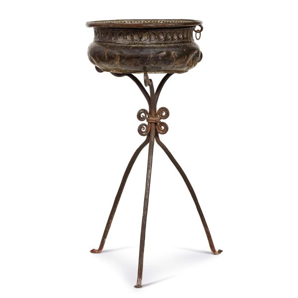 



A CENTRAL ITALY BASIN WITH SUPPORT, 17TH CENTURY 