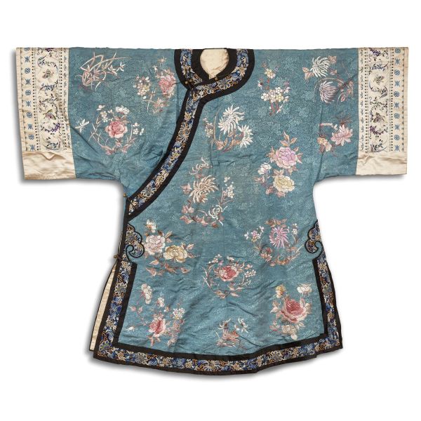 



AN EMBROIDERED SILK DRESS, CHINA, QING DYNASTY, 19TH CENTURY