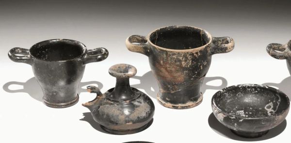 Quattro   vasi a vernice nera 