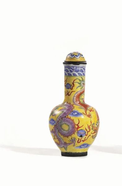 Snuff Bottle, Cina fine dinastia Qing, in smalto di Canton, a fondo giallo e decorata a dragoni, reca marchio Kangxi, alt. cm 7,3