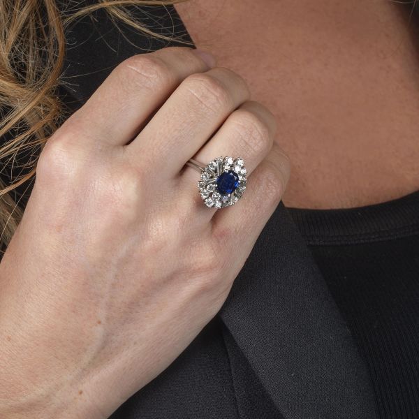 ANELLO CON ZAFFIRO E DIAMANTI