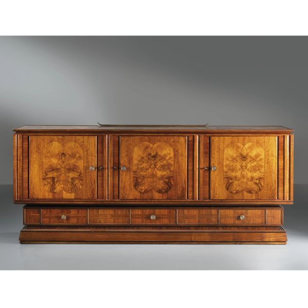 



WOODEN SIDEBOARD, BRASS DETAILS