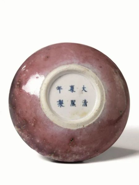  Vaschetta lava-pennelli, Cina dinastia Qing, sec. XIX,  in porcellana con invetriatura fior di pesco, reca marchio Kangxi, diam. cm 11