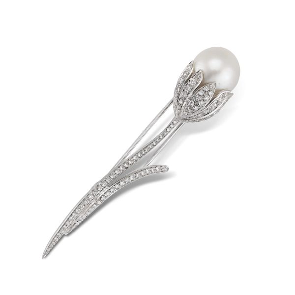 DAMIANI FLOWER-SHAPED SOUTH SEA AND DIAMOND BROOCH IN 18KT WHITE GOLD