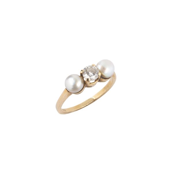 DIAMOND AND PEARL RING IN 18KT YELLOW GOLD