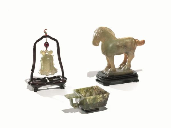 Tre oggetti, Cina inizi sec. XIX-XX, in giada verde modellati a coppetta, cavallo e campana, alt. cm 4, cm 11,5, alt. cm 5,5