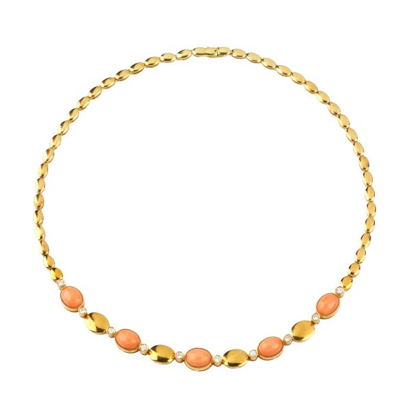 



ROSE CORAL AND DIAMOND NECKLACE IN 18KT YELLOW GOLD