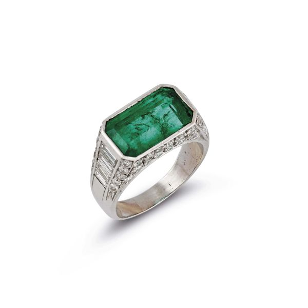 



EMERALD AND DIAMOND RING IN 18KT WHITE GOLD