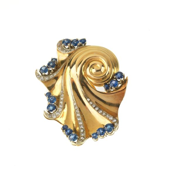 SHELL-SHAPED SAPPHIRE AND DIAMOND BROOCH IN 18KT TWO TONE GOLD