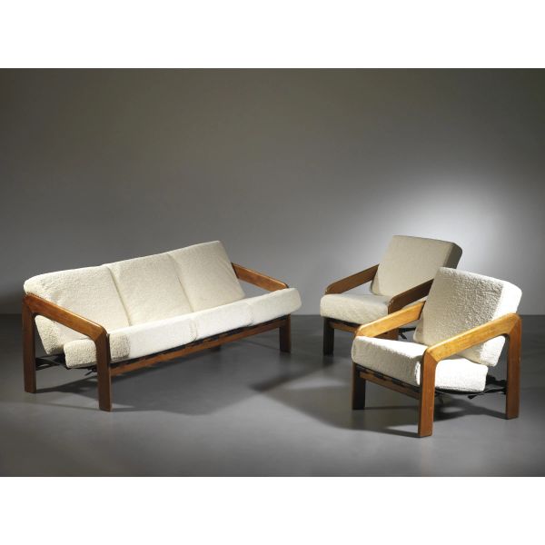 TWO ARMCHAIRS AND A SOFA, WOODEN AND LEATHER STRUCTURE, WHITE FABRIC CUSHIONS UPHOLSTERED