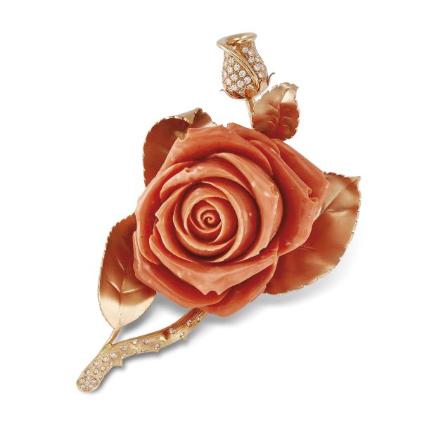 BIG ROSE-SHAPED BROOCH IN CARVED CORAL AND 18KT YELLOW GOLD