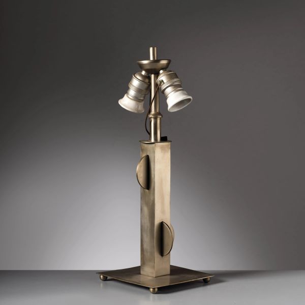 



METAL TABLE LAMP
