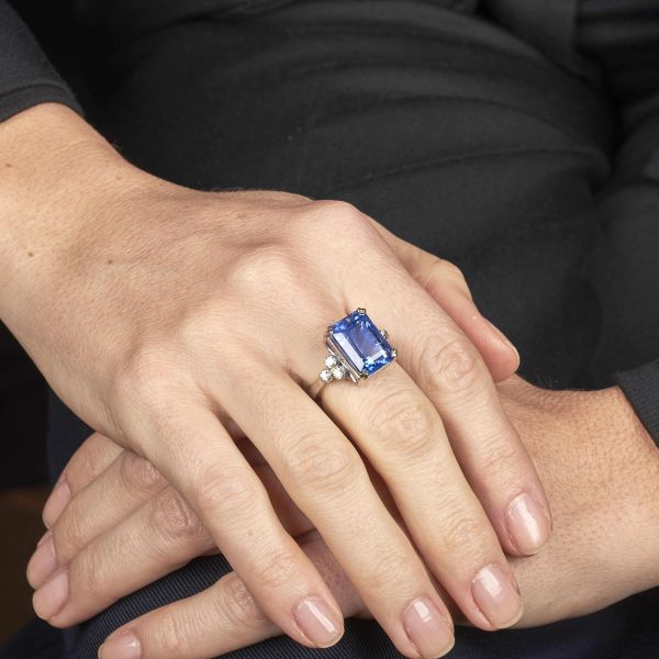 ANELLO CON ZAFFIRO CEYLON E DIAMANTI
