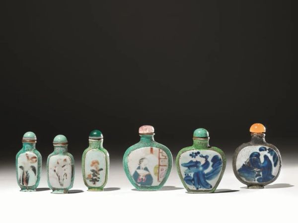  Sei  snuff bottles, Cina sec. XIX-XX,  in porcellana policroma, tre   dalla forma a goccia,  e tre dalla forma allungata , decorate con motivi floreali , alt. cm 7, alt. cm 6 (6)
