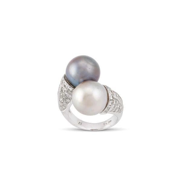 



SOUTH SEA PEARL AND DIAMOND CONTRARIE RING IN 18KT WHITE GOLD